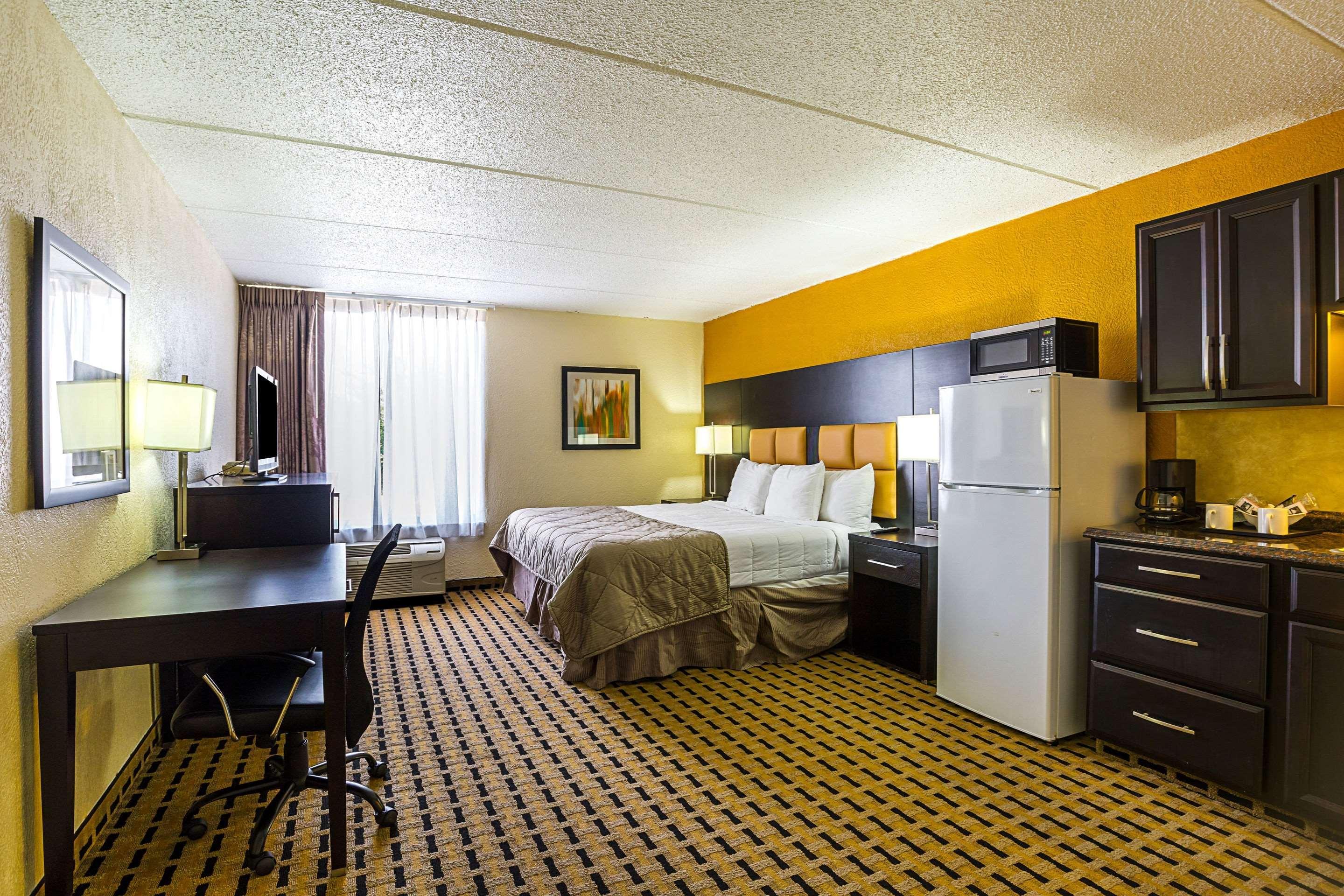 Hotel Clarion Pointe Lake Jackson Esterno foto
