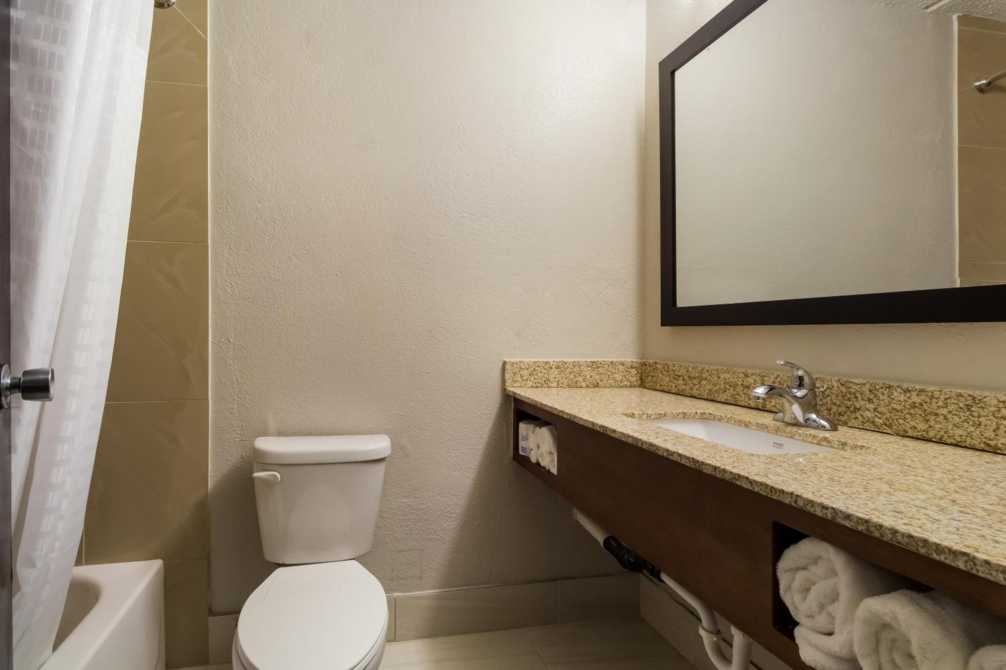 Hotel Clarion Pointe Lake Jackson Esterno foto