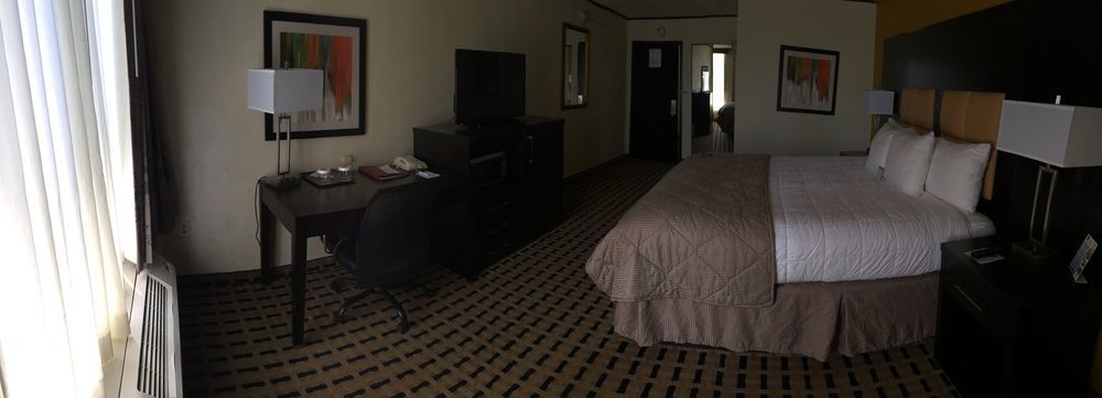 Hotel Clarion Pointe Lake Jackson Esterno foto